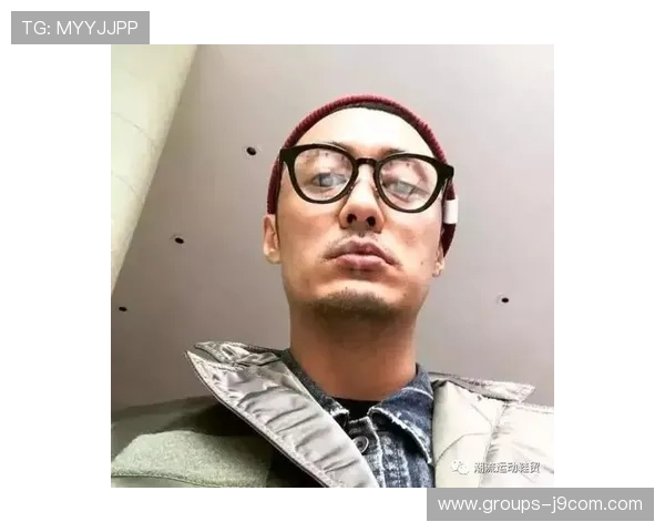 打造以足球风眼镜框为核心的多场景潮流运动型时尚穿搭创意指南篇 打造以足球风眼镜框为核心的多场景潮流运动型时尚穿搭创意指南篇